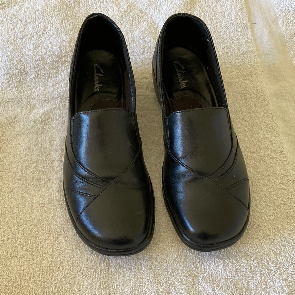 Ladies Clark’s slippers size 7m blacks only been worn couple off time